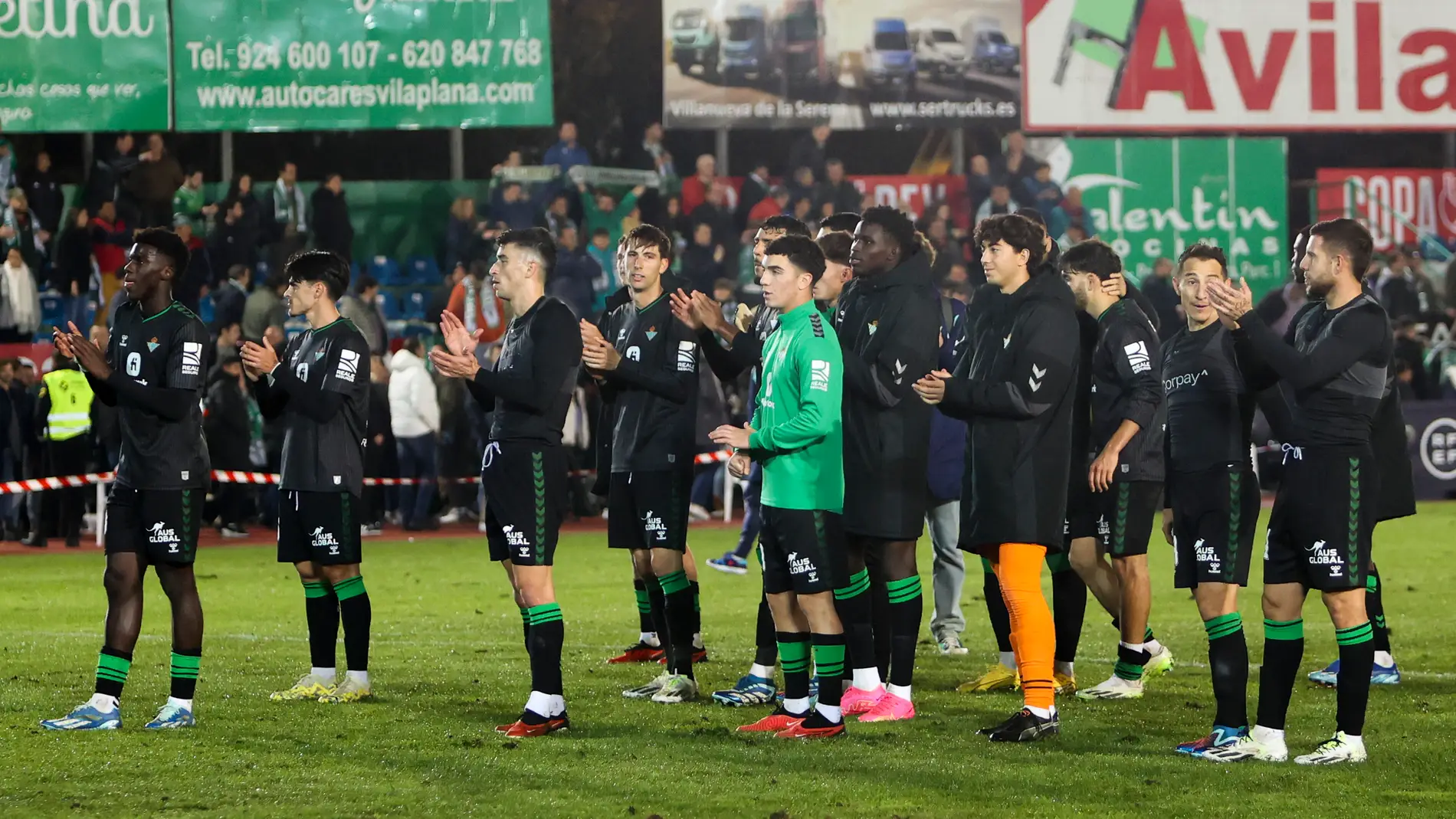 Los jugadores del Betis saludan a su afición, presente en Villanueva de la Serena.