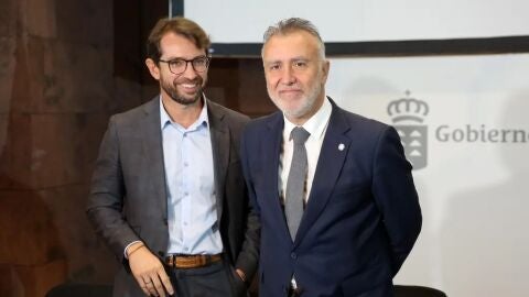 Foto de archivo del ministro de Política Territorial, Ángel Víctor Torres (d), durante su etapa como presidente de Canarias, con su entonces viceconsejero de la Presidencia, Antonio Olivera