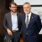 Foto de archivo del ministro de Política Territorial, Ángel Víctor Torres (d), durante su etapa como presidente de Canarias, con su entonces viceconsejero de la Presidencia, Antonio Olivera