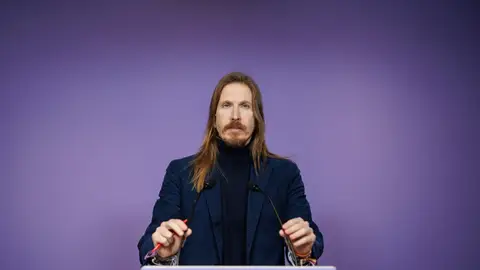 El portavoz de Podemos, Pablo Fernández, durante una rueda de prensa El portavoz de Podemos, Pablo Fernández, durante una rueda de prensa