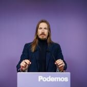 El portavoz de Podemos, Pablo Fernández, durante una rueda de prensa