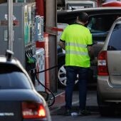 Un hombre echa carburante a su vehículo en una gasolinera.