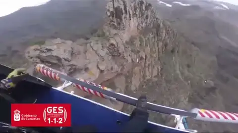 El helicóptero del 112 Canarias rodea el lugar antes de decidir una estrategia de rescate El helicóptero del 112 Canarias rodea el lugar antes de decidir una estrategia de rescate