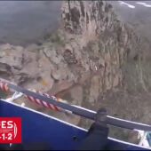 El helicóptero del 112 Canarias rodea el lugar antes de decidir una estrategia de rescate 