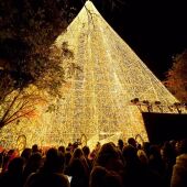 Cartes da la bienvenida a la Navidad con el árbol más alto de Europa