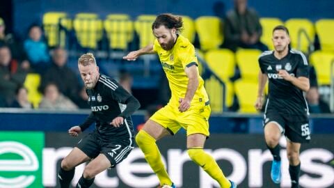 Brereton encara a un futbolista del Haifa