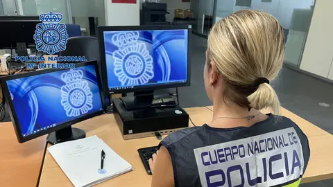 Una agente de la Policía Nacional. Una agente de la Policía Nacional.
