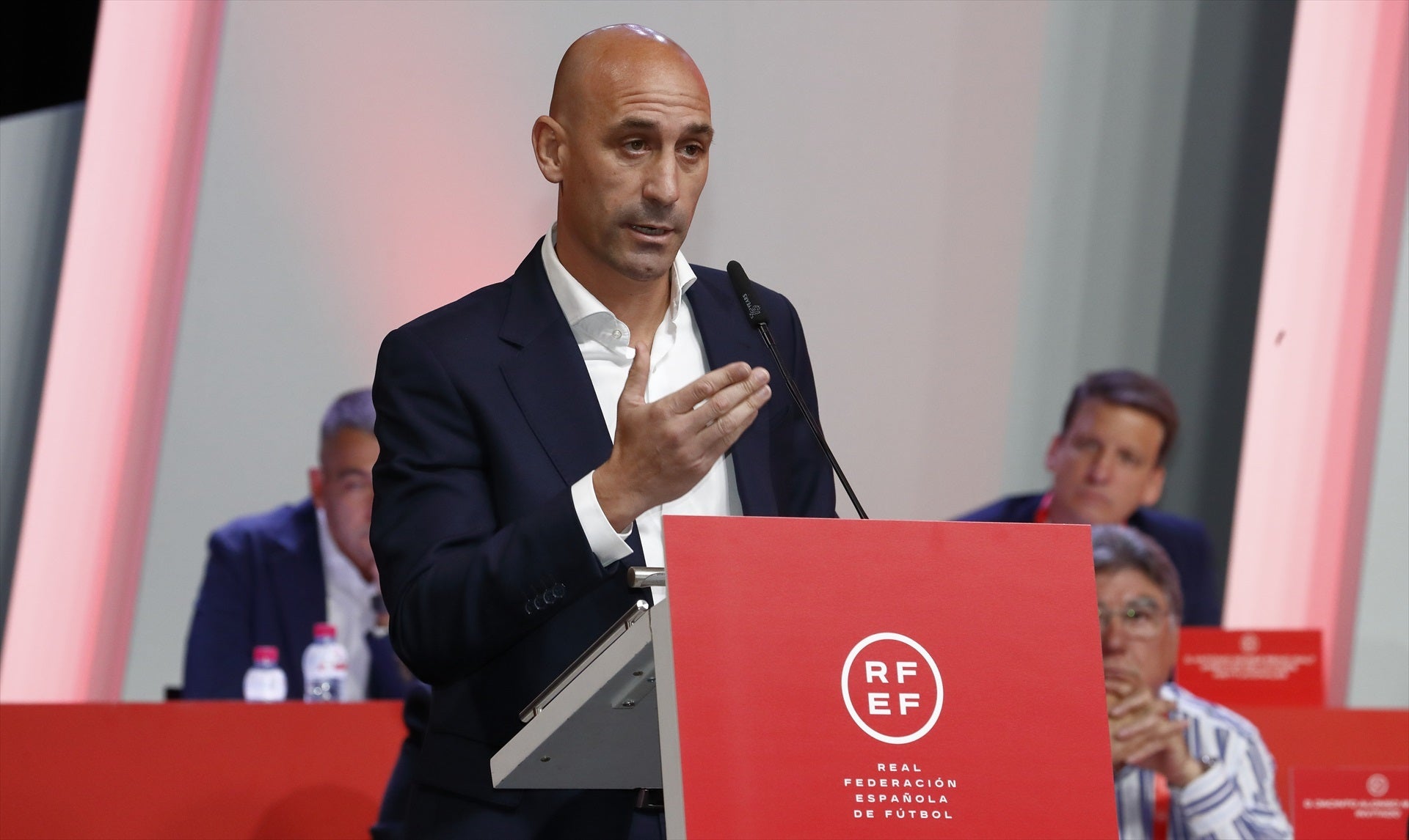 Luis Rubiales, acusado de "besar con fuerza" a la jugadora inglesa Lucy Bronze Luis Rubiales, acusado de "besar con fuerza" a la jugadora inglesa Lucy Bronze