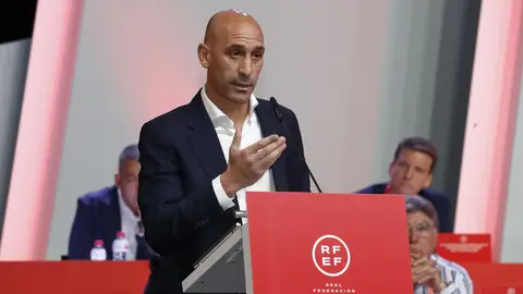 Luis Rubiales, acusado de "besar de forma forzada" a la jugadora inglesa Lucy Bronze Luis Rubiales, acusado de "besar de forma forzada" a la jugadora inglesa Lucy Bronze