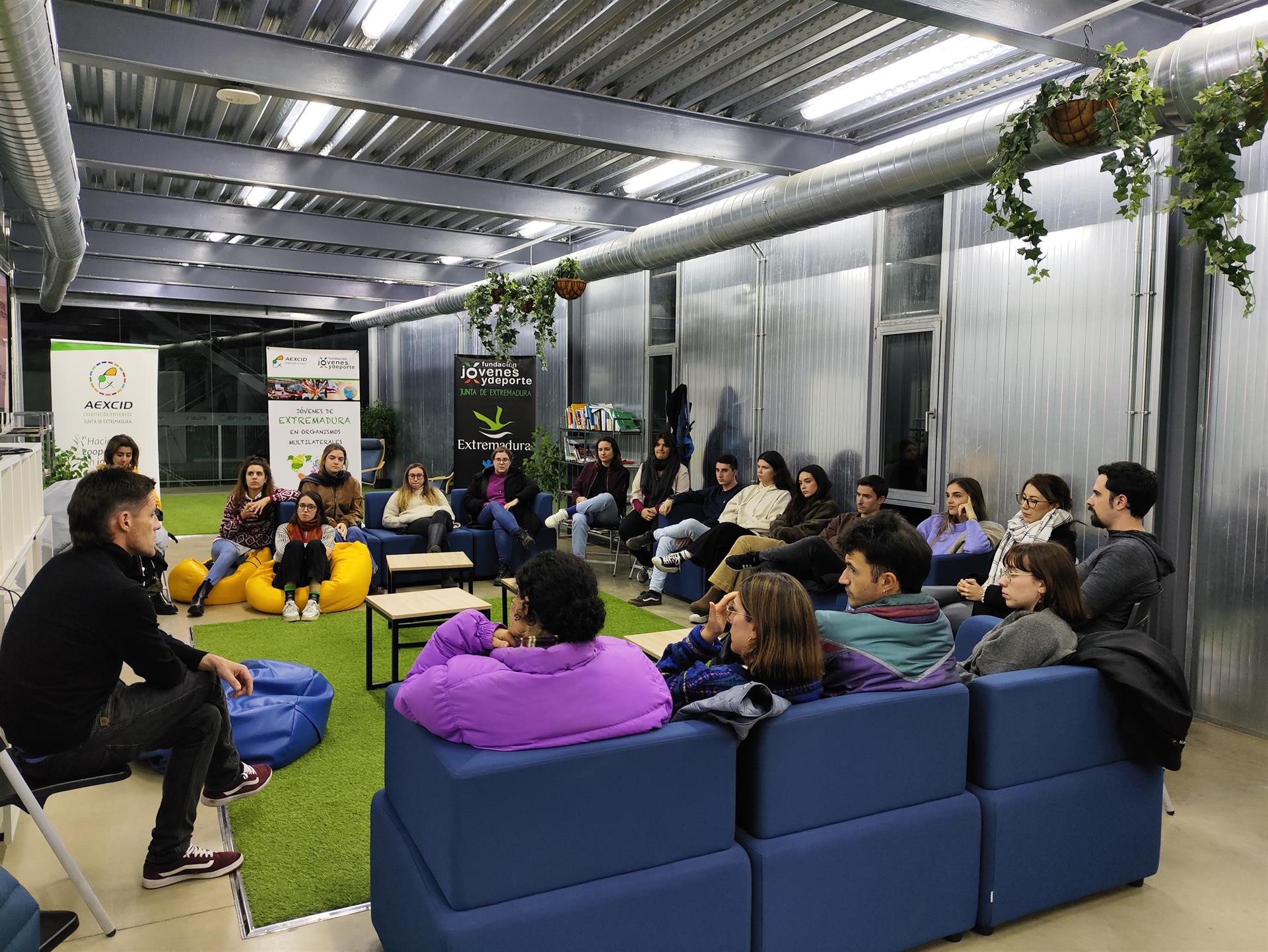 Una veintena de jóvenes extremeños reciben formación para trabajar en organismos multilaterales Una veintena de jóvenes extremeños reciben formación para trabajar en organismos multilaterales