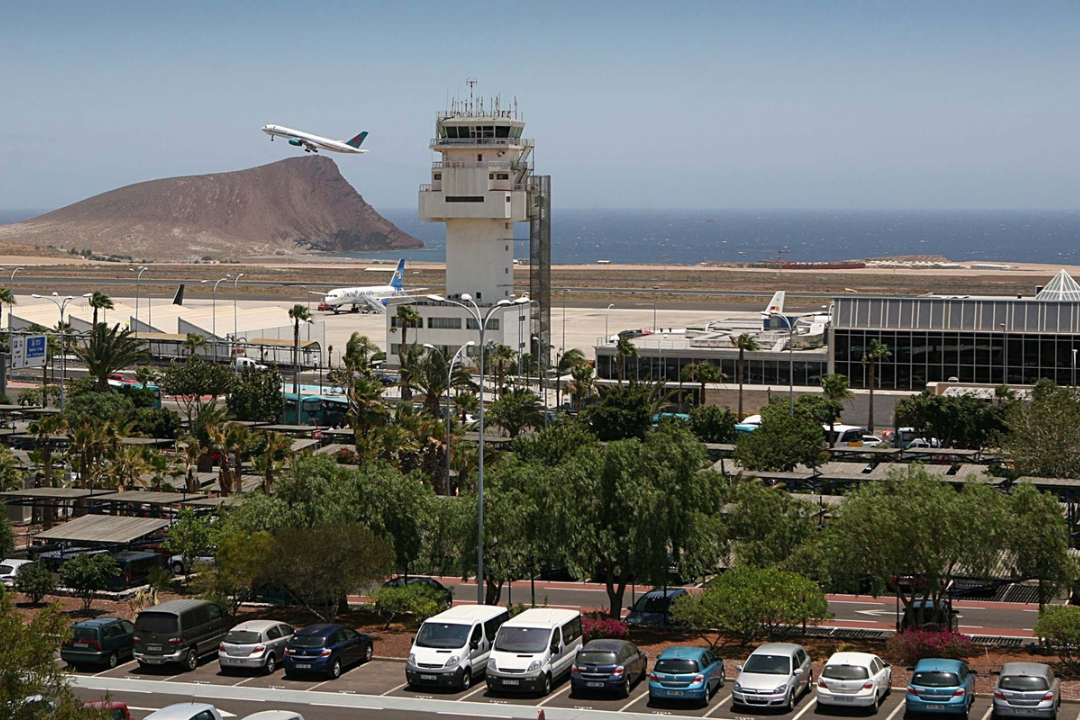Detienen a 14 trabajadores del aeropuerto del sur de Tenerife por robar en las maletas Detienen a 14 trabajadores del aeropuerto del sur de Tenerife por robar en las maletas