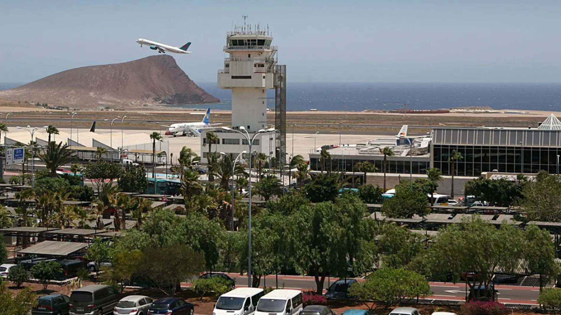Imagen del Aeropuerto Tenerife Sur en donde la Guardia Civil ha detenido a 14 trabajadores por robar en los equipajes