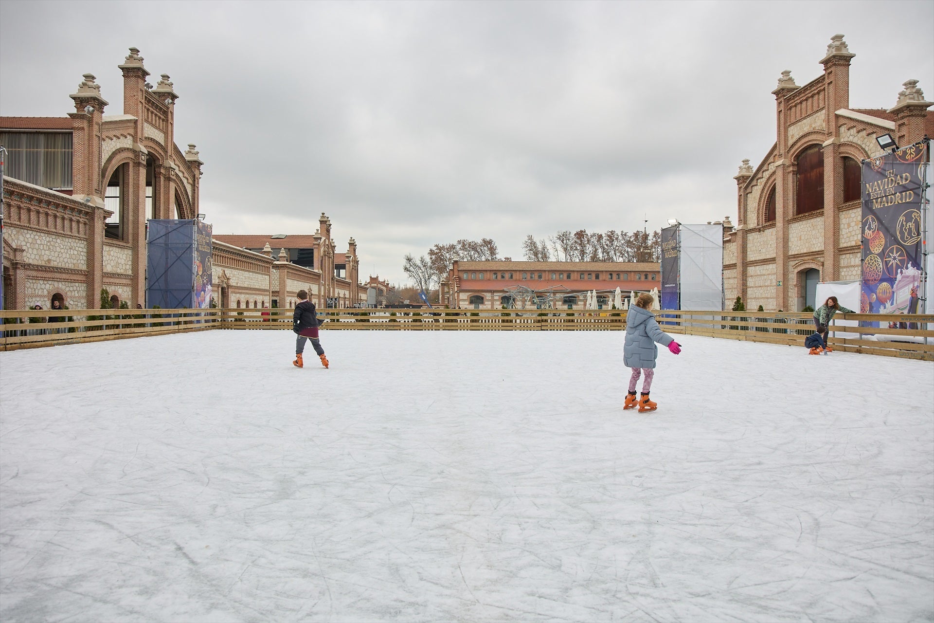 Ya está abierta la pista de hielo de Matadero Madrid Ya está abierta la pista de hielo de Matadero Madrid