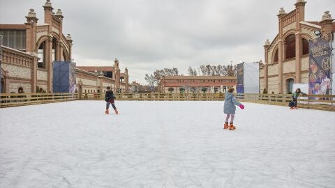 Varias personas en la pista de patinaje sobre hielo de Matadero, en la Navidad de 2022/ Jesús Hellín / Europa Press