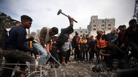 Palestinos buscan a supervivientes entre los escombros tras bombardeos de Israel sobre la Franja de Gaza Palestinos buscan a supervivientes entre los escombros tras bombardeos de Israel sobre la Franja de Gaza