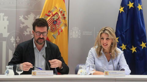 Yolanda Díaz, junto al secretario de Estado, Joaquín Pérez.