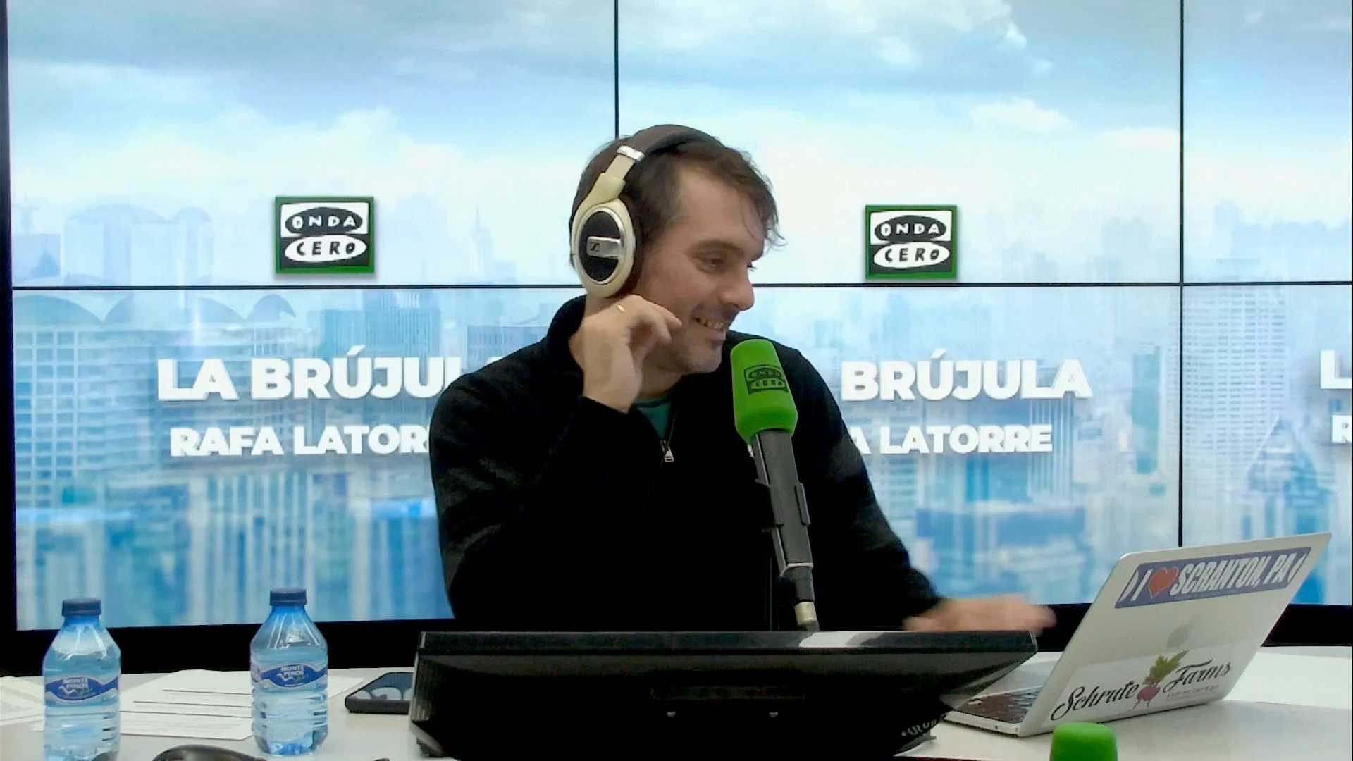 El monólogo de las ocho: "Lo que convierte en obsceno el nombramiento de Oliver como presidente de EFE es su carrera política" El monólogo de las ocho: "Lo que convierte en obsceno el nombramiento de Oliver como presidente de EFE es su carrera política"