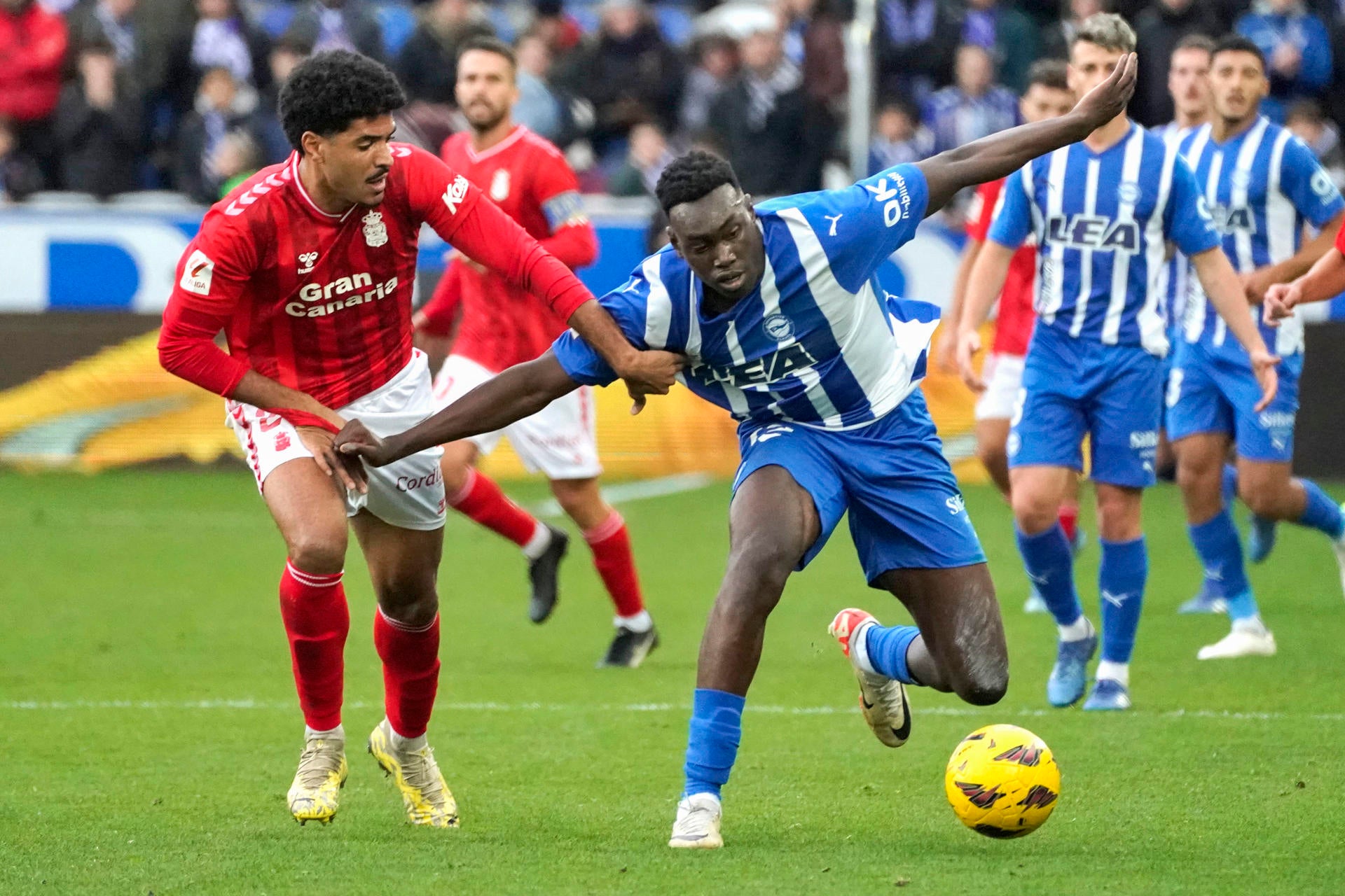 Las Palmas sale vivo del asedio de Mendizorroza Las Palmas sale vivo del asedio de Mendizorroza