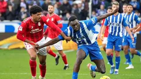 Saúl Coco y Samu Omorodion durante el Alavés - Las Palmas Saúl Coco y Samu Omorodion durante el Alavés - Las Palmas