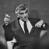 El pianista, compositor y director de orquesta, Leonard Bernstein