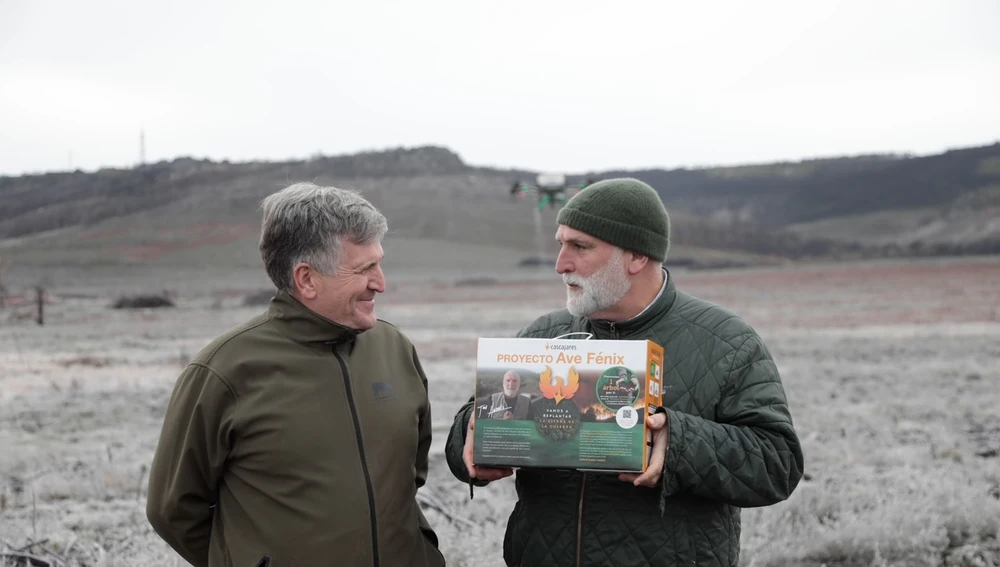 Fotografía del Chef con Alfonso Jiménez y la caja de la pularda en el sitio donde irá el bosque Cascajares