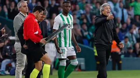 Manuel Pellegrini da instrucciones, mientras Luiz Henrique se prepara para acceder al césped. Manuel Pellegrini da instrucciones, mientras Luiz Henrique se prepara para acceder al césped.