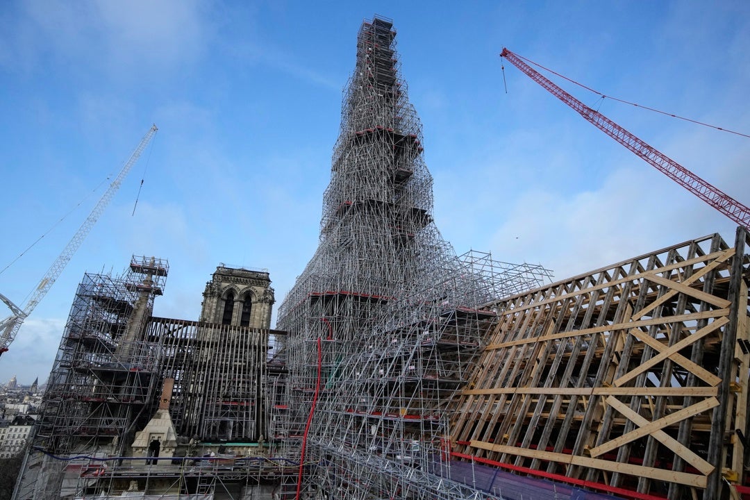 Macron inicia la cuenta atrás para la reapertura de Notre Dame tras el incendio de 2019 Macron inicia la cuenta atrás para la reapertura de Notre Dame tras el incendio de 2019