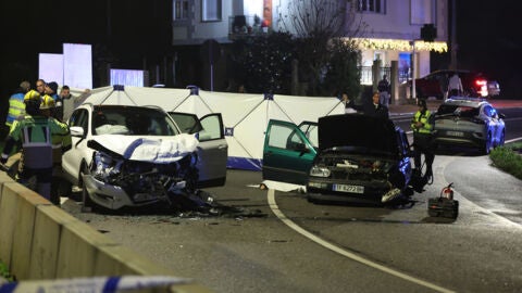 Imagen de los dos veh&iacute;culos implicados en un accidente que se ha producido hoy viernes en la carretera PO-313 en la localidad de Mar&iacute;n, Pontevedra y en el que han fallecido dos varones de 16 y 17 a&ntilde;os a la salida del casco urbano de la localidad pontevedresa. 