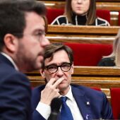 Salvador Illa escucha una intervención de Aragonès en el Parlament