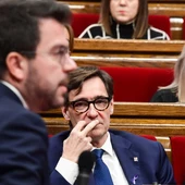 Salvador Illa escucha una intervención de Aragonès en el Parlament Salvador Illa escucha una intervención de Aragonès en el Parlament