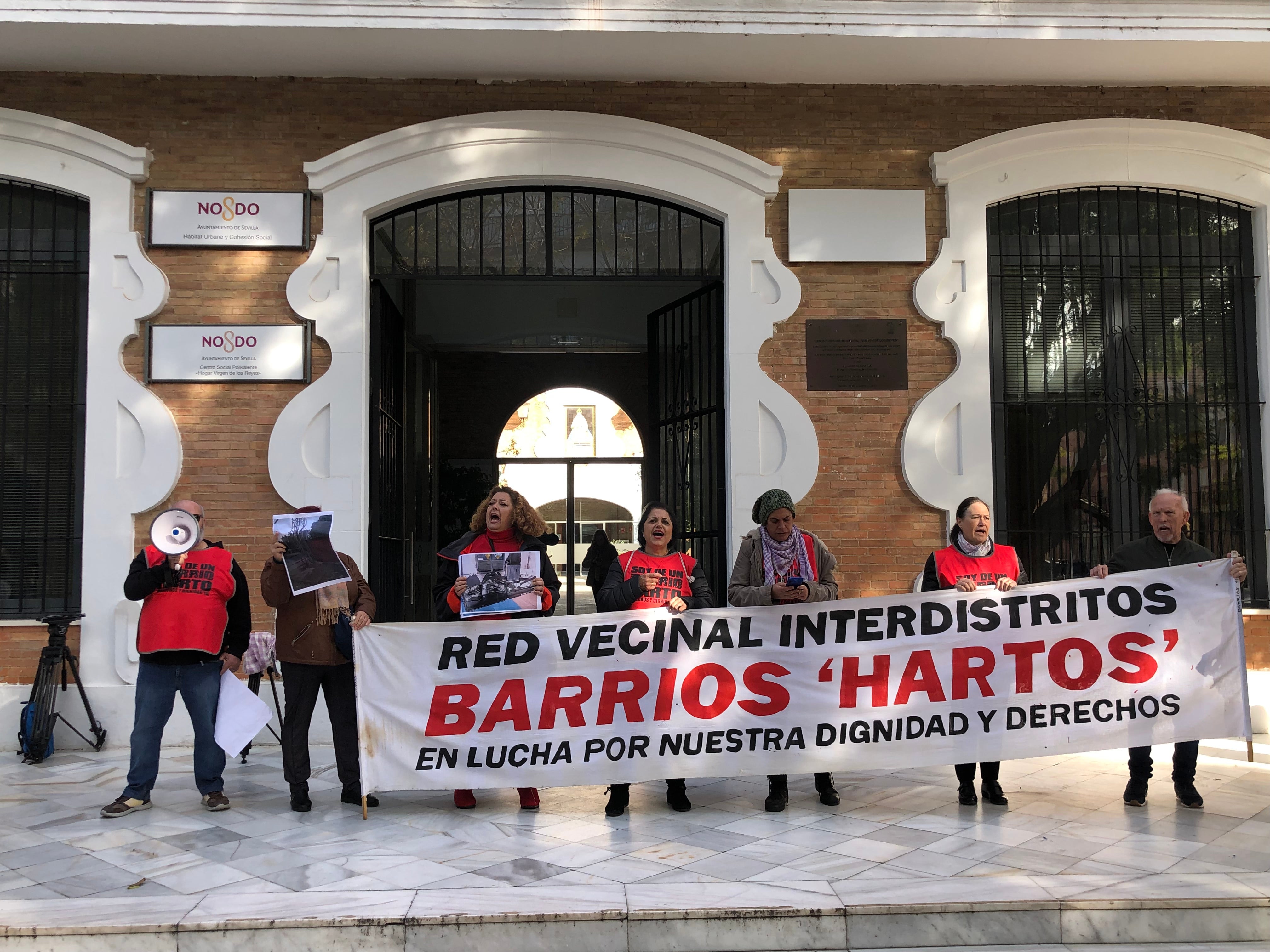 Decepción de los vecinos tras la mesa de trabajo por los cortes de luz en Sevilla Decepción de los vecinos tras la mesa de trabajo por los cortes de luz en Sevilla