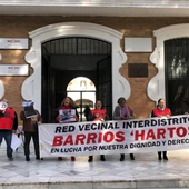 Vecinos afectados por los cortes de luz protestan a las puertas del Hogar Virgen de los Reyes Vecinos afectados por los cortes de luz protestan a las puertas del Hogar Virgen de los Reyes