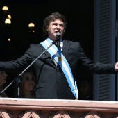 El presidente de Argentina, Javier Milei, en el balcón de la Casa Rosada
