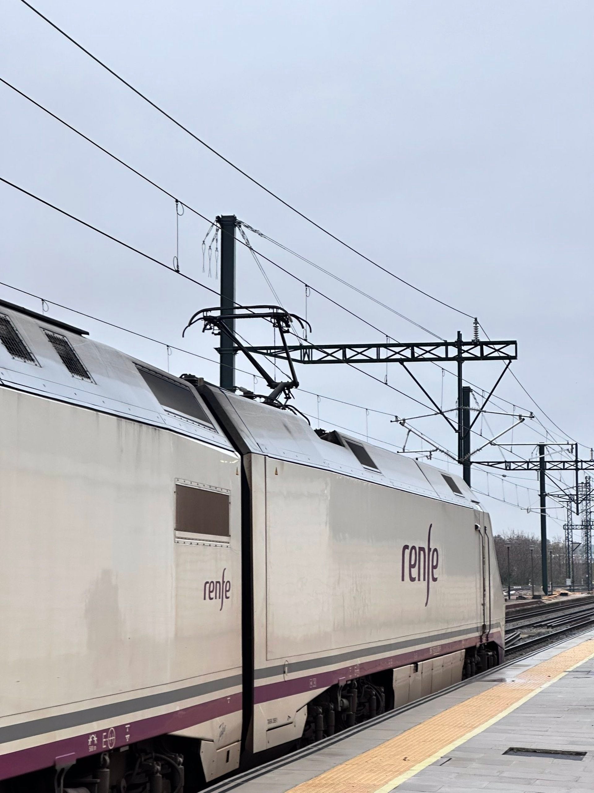 El tren extremeño hacía este domingo su primer recorrido electrificado entre Badajoz y Cáceres El tren extremeño hacía este domingo su primer recorrido electrificado entre Badajoz y Cáceres