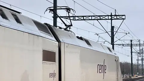 El tren extremeño hacía este domingo su primer recorrido electrificado entre Badajoz y Cáceres El tren extremeño hacía este domingo su primer recorrido electrificado entre Badajoz y Cáceres