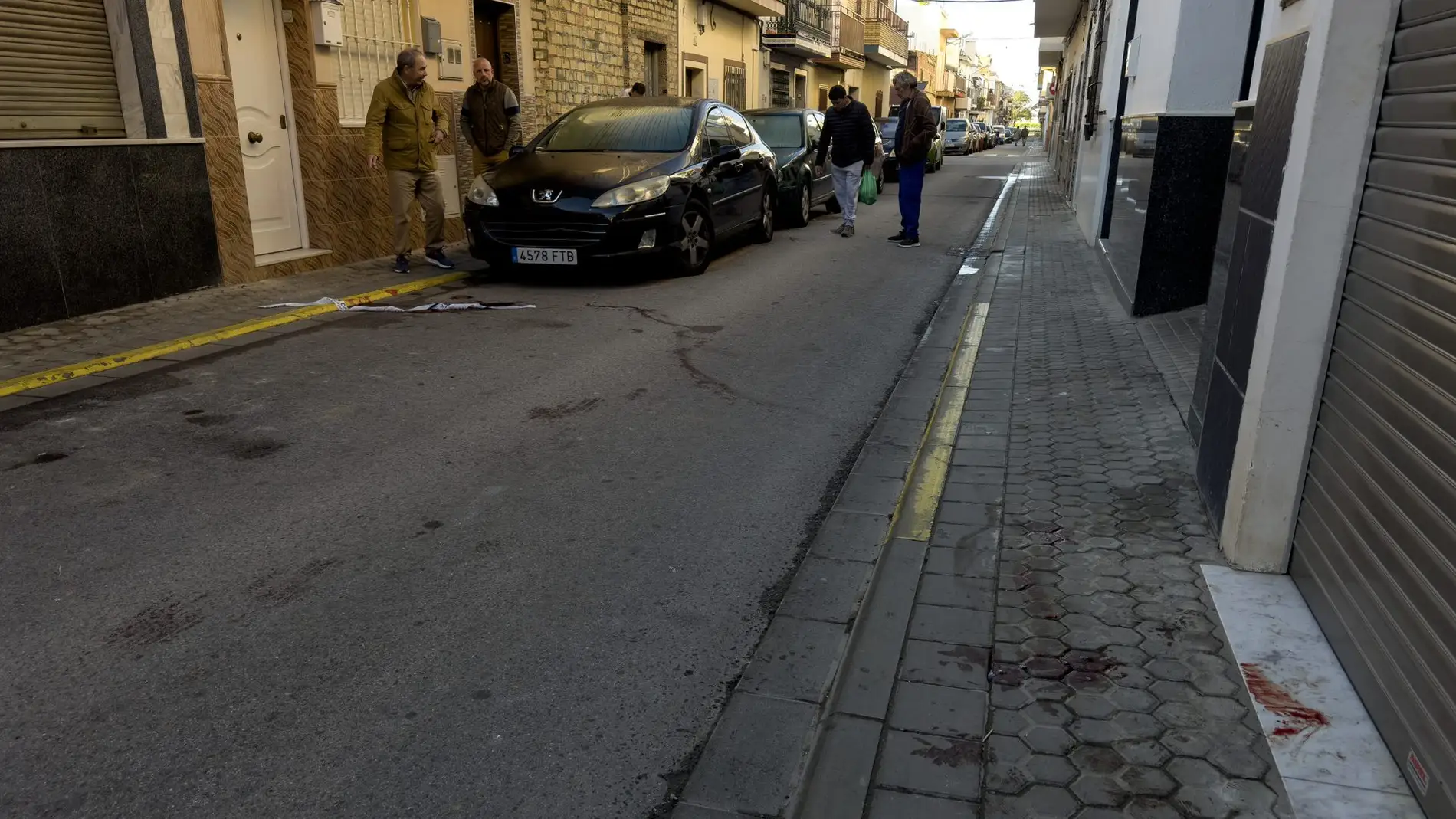 Vista del lugar en el que una persona ha fallecido y al menos otra ha resultado herida de gravedad en un tiroteo ocurrido en el barriada de Palmete, en Sevilla