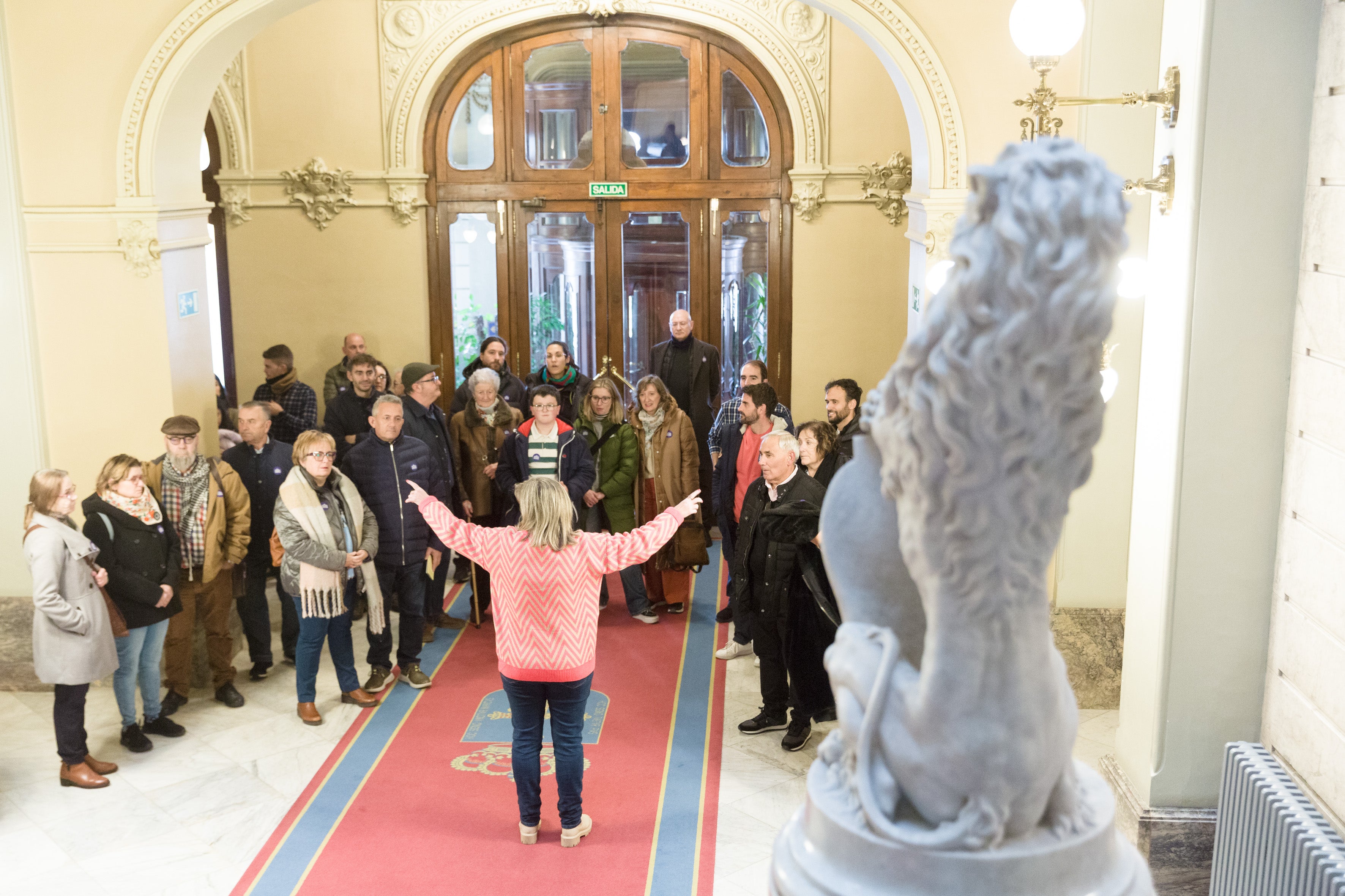 Cerca de 3.900 personas visitaron el palacete del parlamento asturiano Cerca de 3.900 personas visitaron el palacete del parlamento asturiano