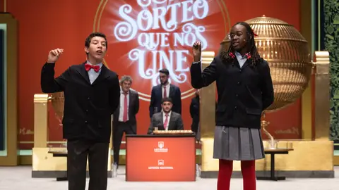 Dos niños de la residencia de San Ildefonso cantan un cuarto premio del Sorteo Extraordinario de la Lotería de Navidad 2022. Dos niños de la residencia de San Ildefonso cantan un cuarto premio del Sorteo Extraordinario de la Lotería de Navidad 2022.