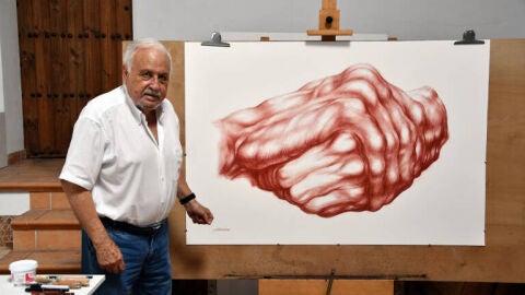 Pepe Azorín con uno de sus dibujos Pepe Azorín con uno de sus dibujos