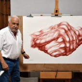 Pepe Azorín con uno de sus dibujos