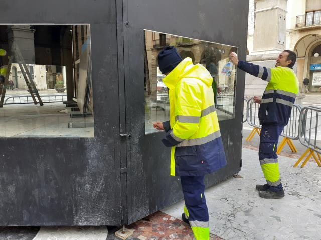 Tot a punt per a la inauguració del pessebre a la plaça de la Vila de Vilanova Tot a punt per a la inauguració del pessebre a la plaça de la Vila de Vilanova