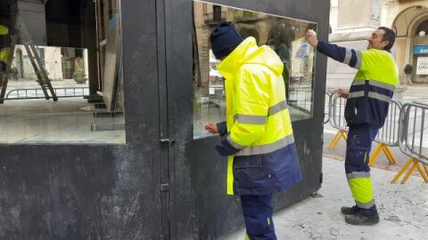 Preparatius del pessebre de la pla&ccedil;a de la Vila
