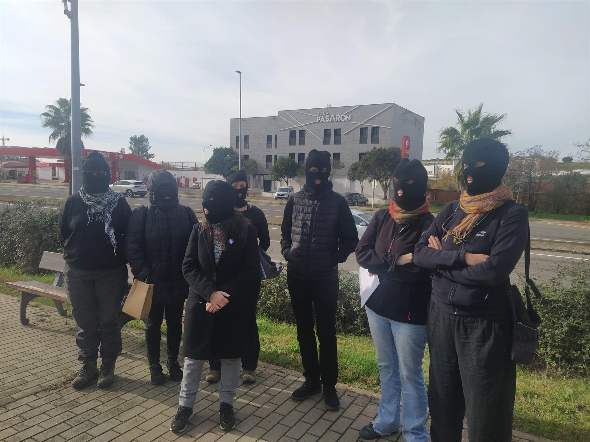 Un grupo de mujeres pide la abolición de la prostitución frente al club Pasarón en la ciudad de Cáceres Un grupo de mujeres pide la abolición de la prostitución frente al club Pasarón en la ciudad de Cáceres