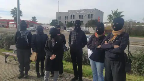 Un grupo de mujeres pide la abolición de la prostitución frente al club Pasarón en la ciudad de Cáceres Un grupo de mujeres pide la abolición de la prostitución frente al club Pasarón en la ciudad de Cáceres