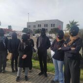 Un grupo de mujeres pide la abolición de la prostitución frente al club Pasarón en la ciudad de Cáceres