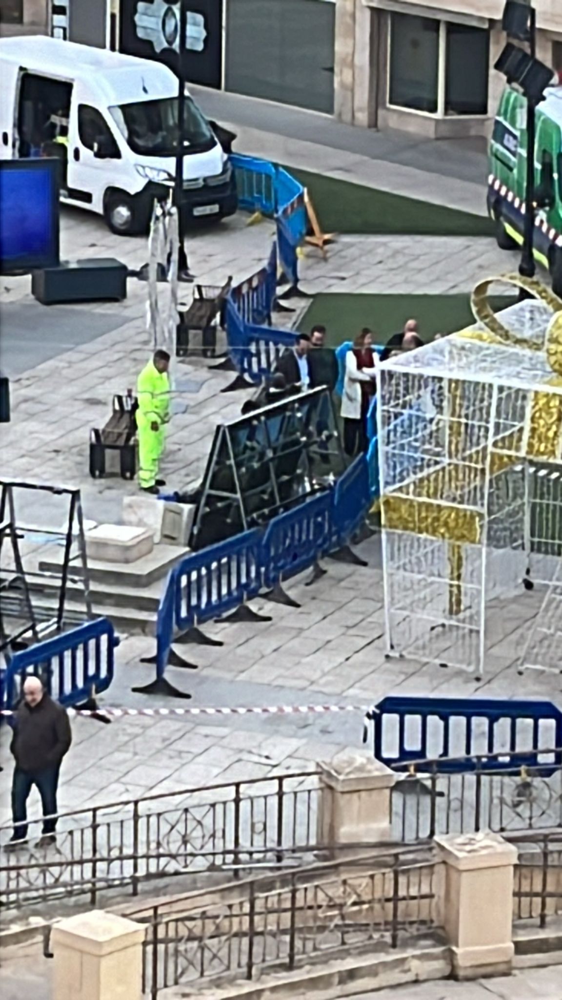 Se trabaja en la reparación del monumento del Triunfo de la Virgen de Los Llanos dañado en una caída Se trabaja en la reparación del monumento del Triunfo de la Virgen de Los Llanos dañado en una caída