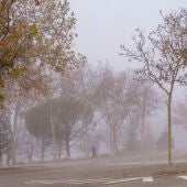 Un hombre camina entre la intensa niebla