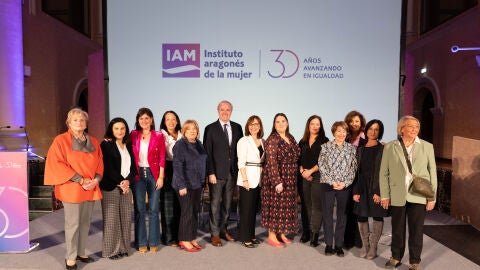 El presidente Azc&oacute;n con las directoras del IAM durante el acto de aniversario