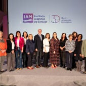 El presidente Azcón con las directoras del IAM durante el acto de aniversario