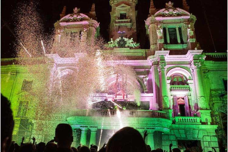 La Nochevieja volverá a transformar el balcón del Ayuntamiento de València en una cabina de discoteca La Nochevieja volverá a transformar el balcón del Ayuntamiento de València en una cabina de discoteca